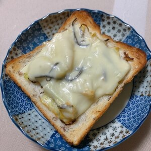 キャベツとチーズの塩こんぶトースト